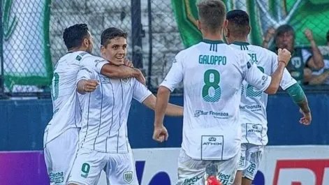 NumeroBanfield's tweet photo. Por @LigaAFA, la remontada ante #Colon fue la primera desde el 2-1 a #Vélez en octubre del año pasado, cuando debutó Dabove como DT. En ese lapso hubo dos remontadas más, ambas por @Copa_Argentina, ante #DockSud en Quilmes y vs #Unión en San Nicolás https://t.co/hMKL7UPHFU