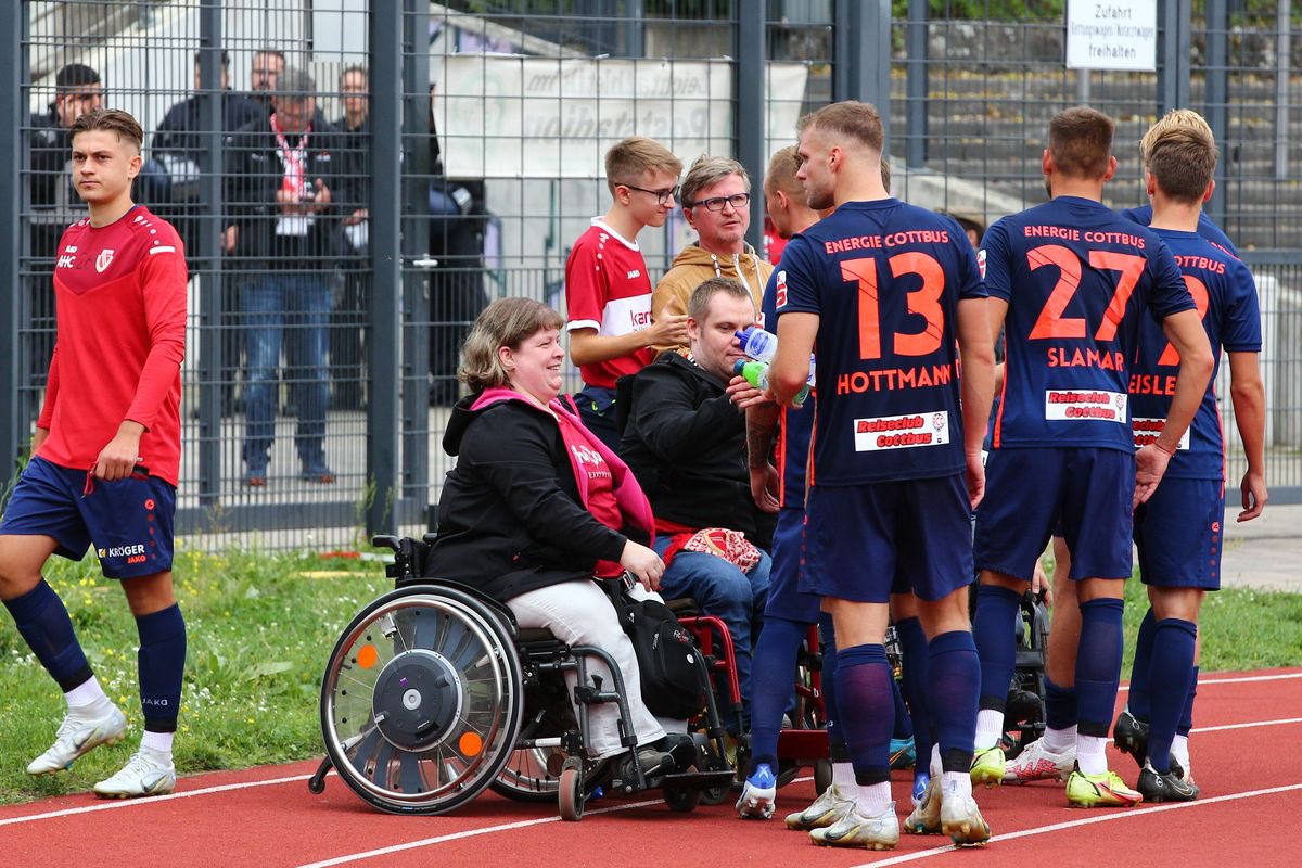 Nur_Energie's tweet photo. Der effektive @BerlinerAK07 hat die Fehler des #FCEnergie heute eiskalt bestraft. Spielbericht, Galerie und Statistik von der 1:2-Niederlage in #Berlin gibt es hier. 👉🏻 https://t.co/LR321m4i6y #WIR #BAKFCE https://t.co/ssW1z416A6