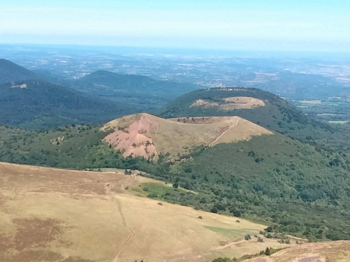 LevesqueGaelle's tweet photo. Aller rencontrer les vieux volcans endormis. Et revenir en plaine. https://t.co/L5HBbuqPMG