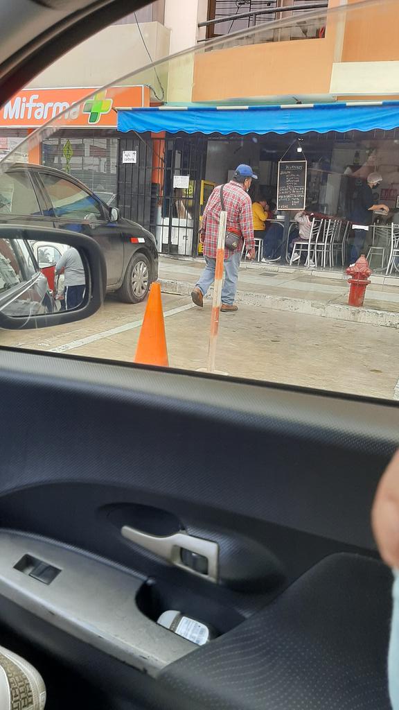 Mgomero's tweet photo. Las cocheras de la Av Las Leyendas son privadas? Nunca había visto esto, quienes se adueñan de esto? @Latina_pe @MunideSanMiguel @americatv_peru @RPPNoticias https://t.co/8vK9rplXY4