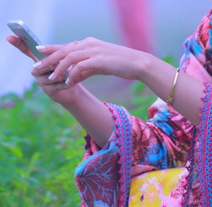 its_mirchii's tweet photo. چلوکچھ دیرچلتےہیں
محبت کی زمینوں پر
جہاں پرچاند ہنستاھو
جہاں سورج دمکتاھو
جہاں باتوں کے
ٹوٹےکانچ کی نوکیں
کہیں دل میں نہ چبھتی ھوں
نہ کوئی آنکھ کاآنسوگرتاھو
کوئی درددکھتا
نہ کوئی سوچ تپتی ھو
جہاں ہرسو
خوشی کےپھول کی خوشبومہکتی ھو
چلوکچھ دیرچلتےہیں
محبت کی زمینوں پر
#معصوم_کڑی https://t.co/YAwS4mXl4B