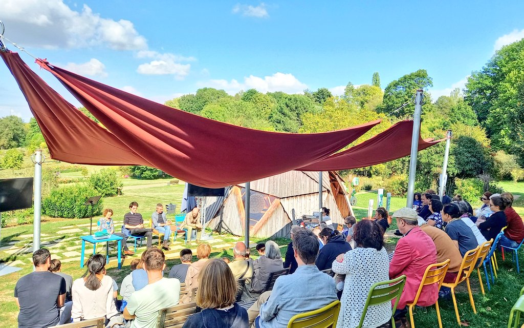 Inria_Nancy's tweet photo. 🌞 Un cadre idéal de verdure, un grand soleil et surtout de nombreux échanges avec le public : que demander de plus 🙂 Bravo à toute l'équipe 👏 #DroneControl #IA #ScienceSurLaPlace @AntoineDelefor1 @Inria @labo_Loria @lessensdesmots @Livresurlaplace @JardinBotaNancy https://t.co/5ilXXxT3Og
