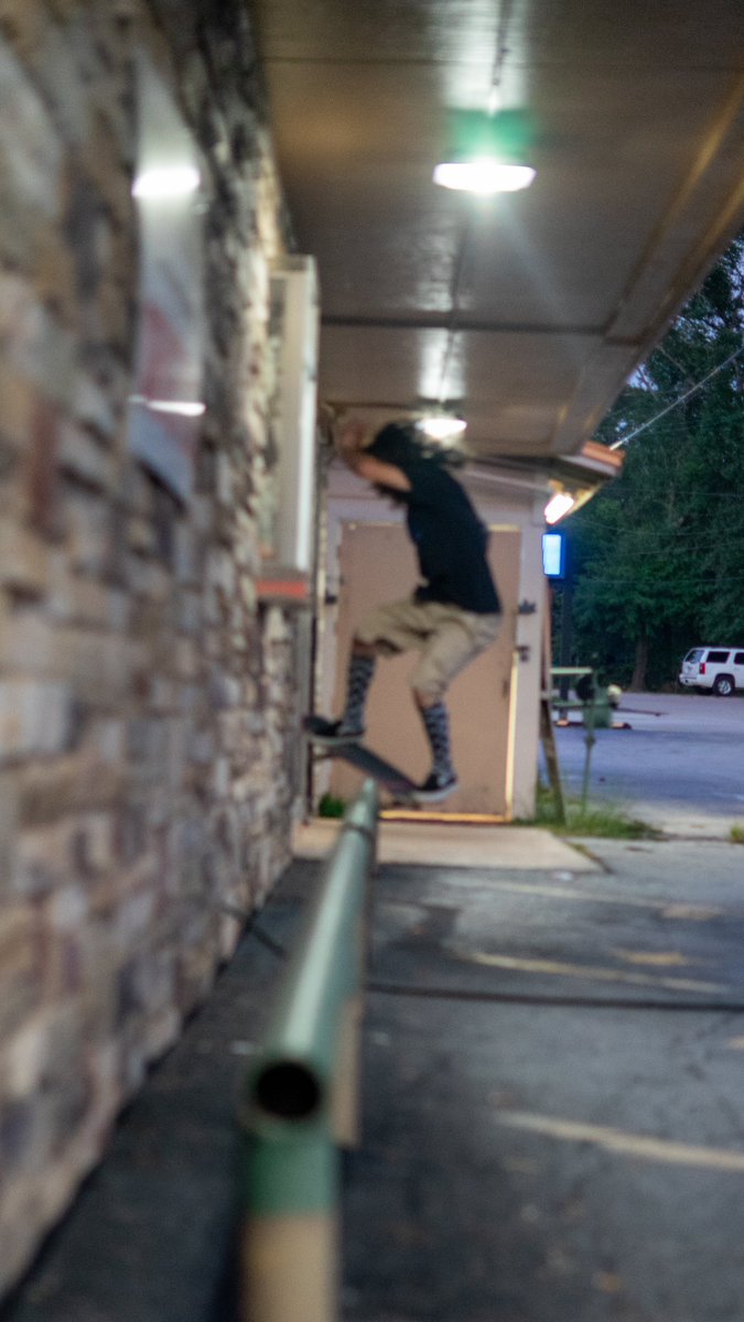Had to the opportunity to shoot a quick photo of a local ripper last night. A little blurry but gotta get it down with some more shoots in the future!

#ThankYouSkateboarding
#SkateboardPhotography