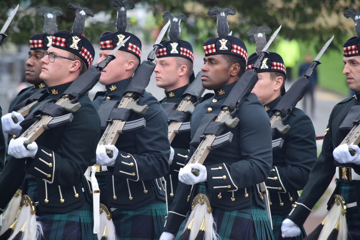 thecoreross's tweet photo. Had a walk down to Holyrood to see the Army getting ready for #QueenElizabethII ⚰️ https://t.co/g9rn9uEvyA