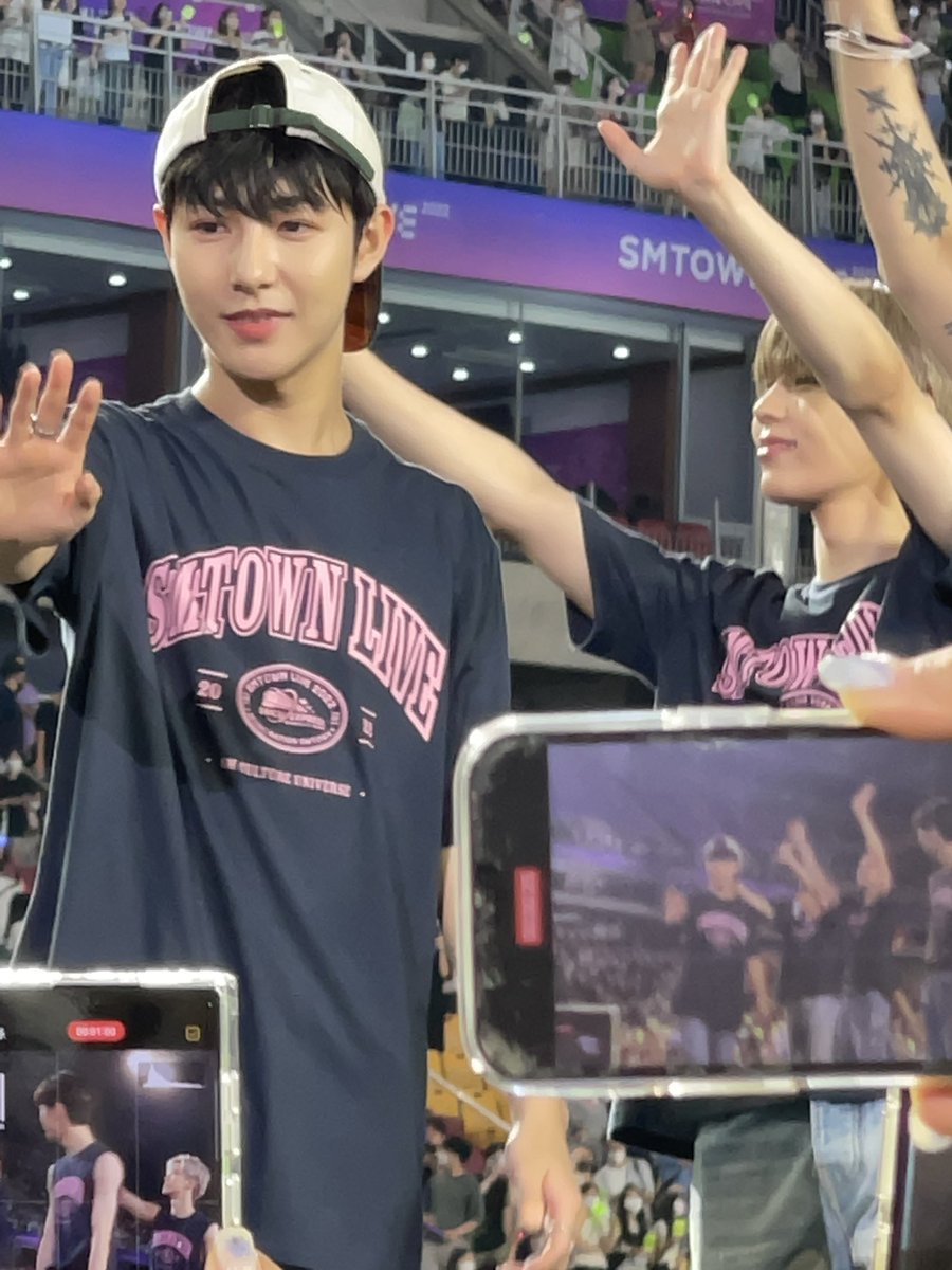 <a href="/SevenAspires/">Aspire.</a> | #DREAMFEST22 telah sampai pada puncak acara dan tentu saja 7ASPIRE ikut memeriahkan encore stage. Melihat banyak penggemar yang membawa banner atau atribut bertuliskan namanya. Renjun melambaikan tangannya dan sedikit berpose saat dirinya akan di foto.