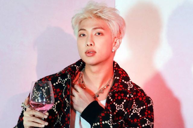 updatecultura's tweet photo. Hoje, Kim Namjoon está completando 28 anos!

Rapper, compositor, produtor e líder do BTS, o artista é um dos nomes mais respeitados e requisitados da indústria musical coreana. #NAMJOONDAY #HappyRMDay https://t.co/RcrGpEloMv