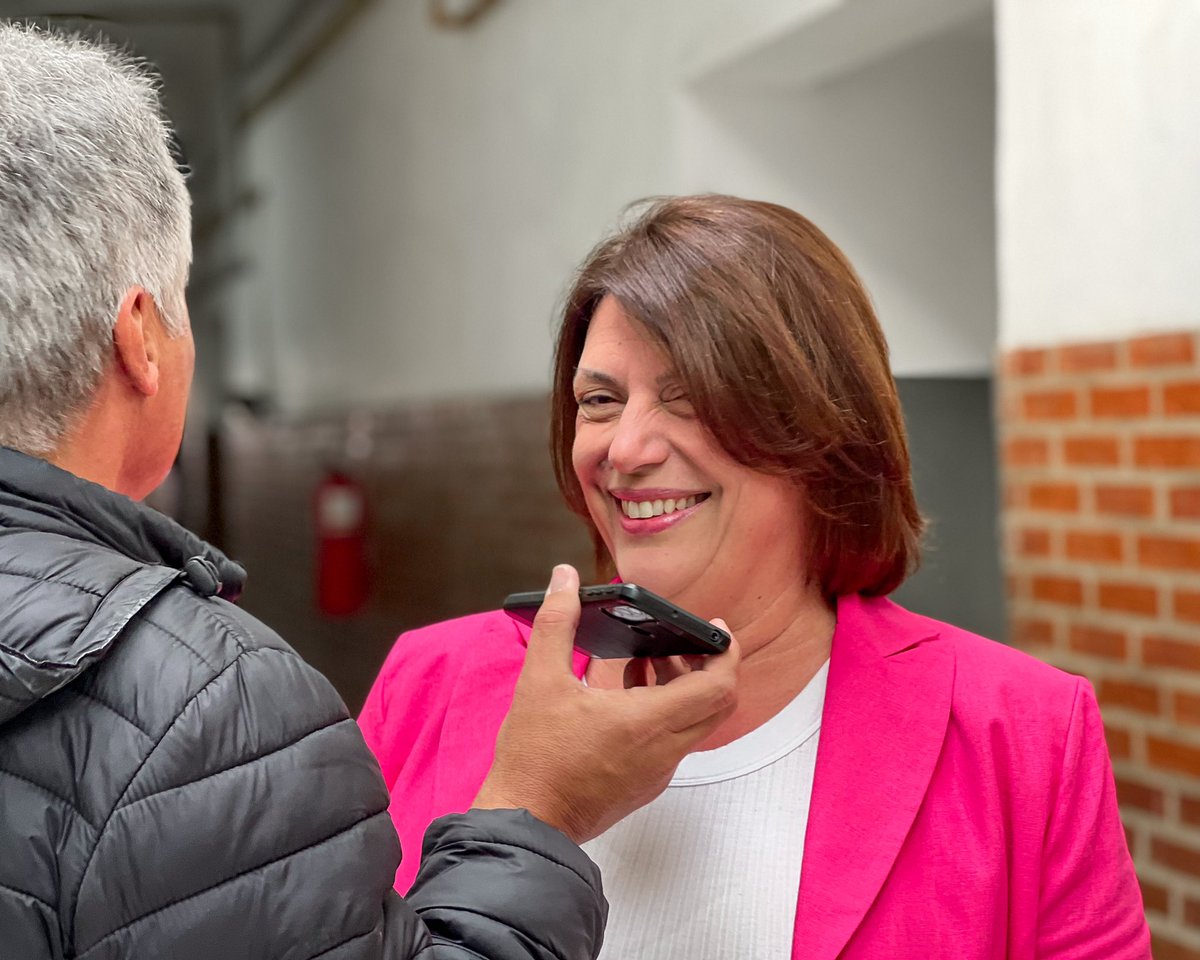 🗳 Nuestra candidata a #intendente, Verónica #Crescente, votó en el IPEM 51  Nicolás Avellaneda.

🧡💪🏼 “Esta elección estará para siempre guardada en mi corazón.”

#MarcosJuárez #Elecciones #Intendenta