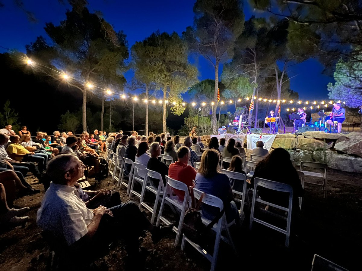 folkperpensar's tweet photo. Gràcies per comptar amb nosaltres en la vostra Festa Major. #Concert sota el Santuari estels de #Coaner. #aireterramar #folk #Musica @femturisme @Geoparc @AjdeSuria #santmateudebages #Súria #VallsdeTorruella #Palà #elbages #cardener #valldelcardener #reconnectatFemturisme https://t.co/B34Yso5Azd
