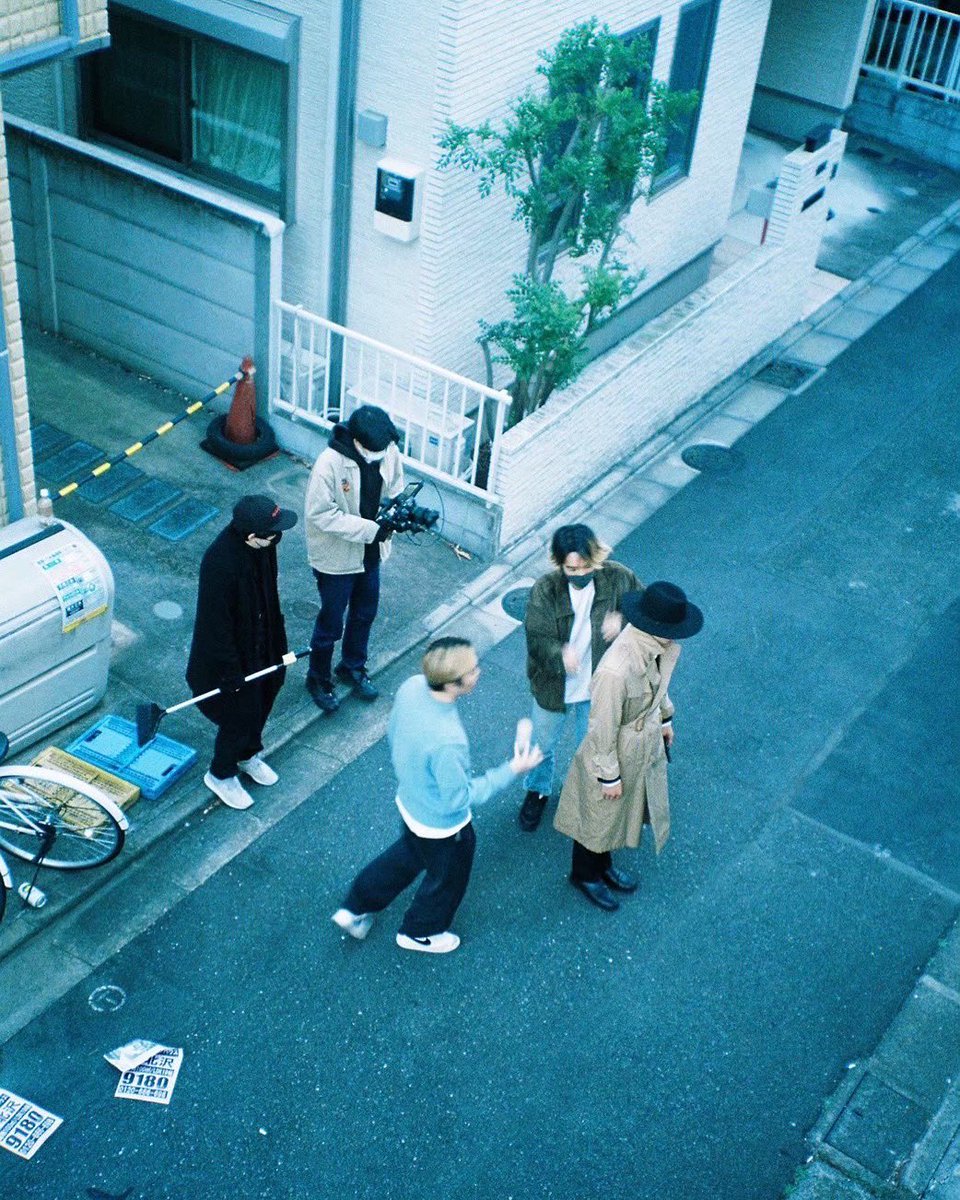 ●BIHIND THE SCENE●
CHAKA magazine

#PR映像 #zine #ロケ撮影 #映像プロダクション  #撮影の裏側 #ハードボイルド  #2021秋 #箒と録音機材 #まだ中島って呼ばれてなかった #みんなちょっと寒そう #確かに寒かった記憶ある #金髪多い #チャカ持ってる #危ない #KamtaFilms