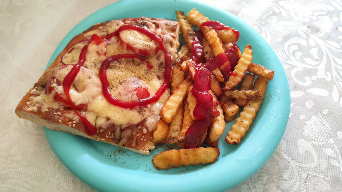 NeostarNeko's tweet photo. My lunch at home today 😄
Turkish flat bread with cheese and slice tomatoes
Potato chips with black pepper and tomato ketchup
#turkishbread #cheese #tomato #potatochips #tomatoketchup https://t.co/BlVHIQFvaO
