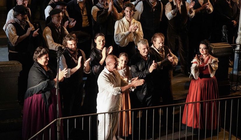 MichiEsposito's tweet photo. Una messinscena assolutamente straordinaria quella di ieri sera, che ha
visto il cuore di Vizzini diventare il palcoscenico su cui
ambientare un'inedita "Cavalleria Rusticana" con la regia
di Alfonso Signorini e la produzione del Teatro Massimo Bellini di Catania. 🤍 https://t.co/uhwxf0ZTBV
