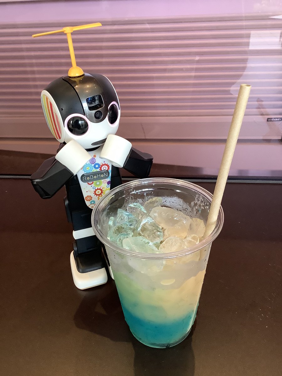wodu_robot's tweet photo. ⑬変なホテルで初見がもう1コ。「変なバー」、コレも現状ココだけ。
PLEN Cubeがバーテンさん?をしており、タブレットで注文・キャッシュレス決済をしてカップをセットすると、注文のカクテル等が出てきます。「ロボットの涙」キレイで美味しかった^^
#ロボホン #変なホテル #変なバー #PLENCube https://t.co/9PaJxkM8ju