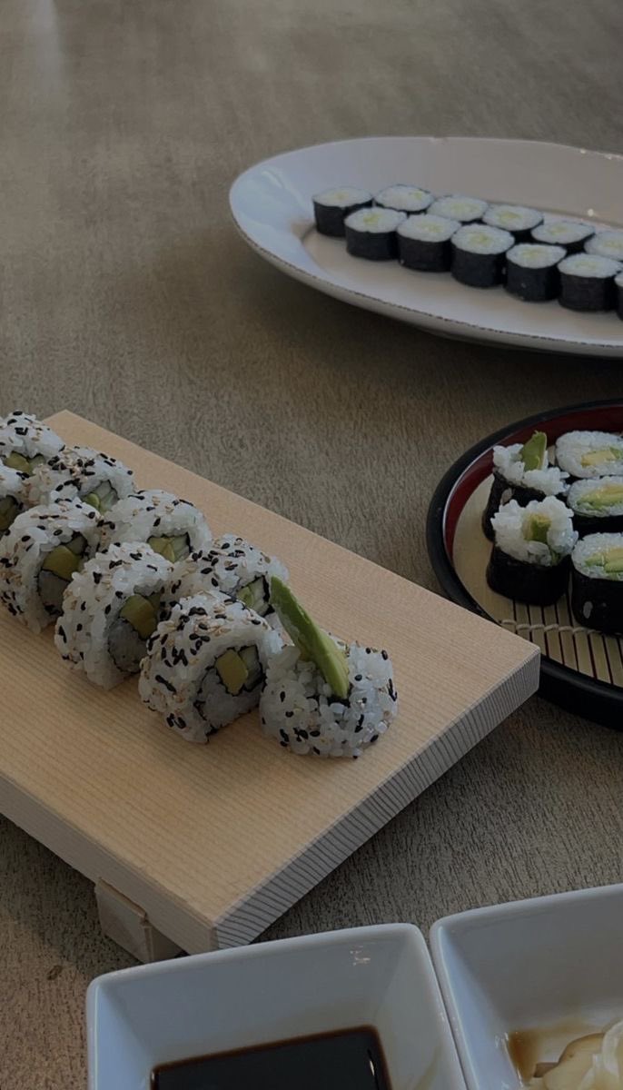 liviuuh's tweet photo. sushi date https://t.co/nqDgSjuScD