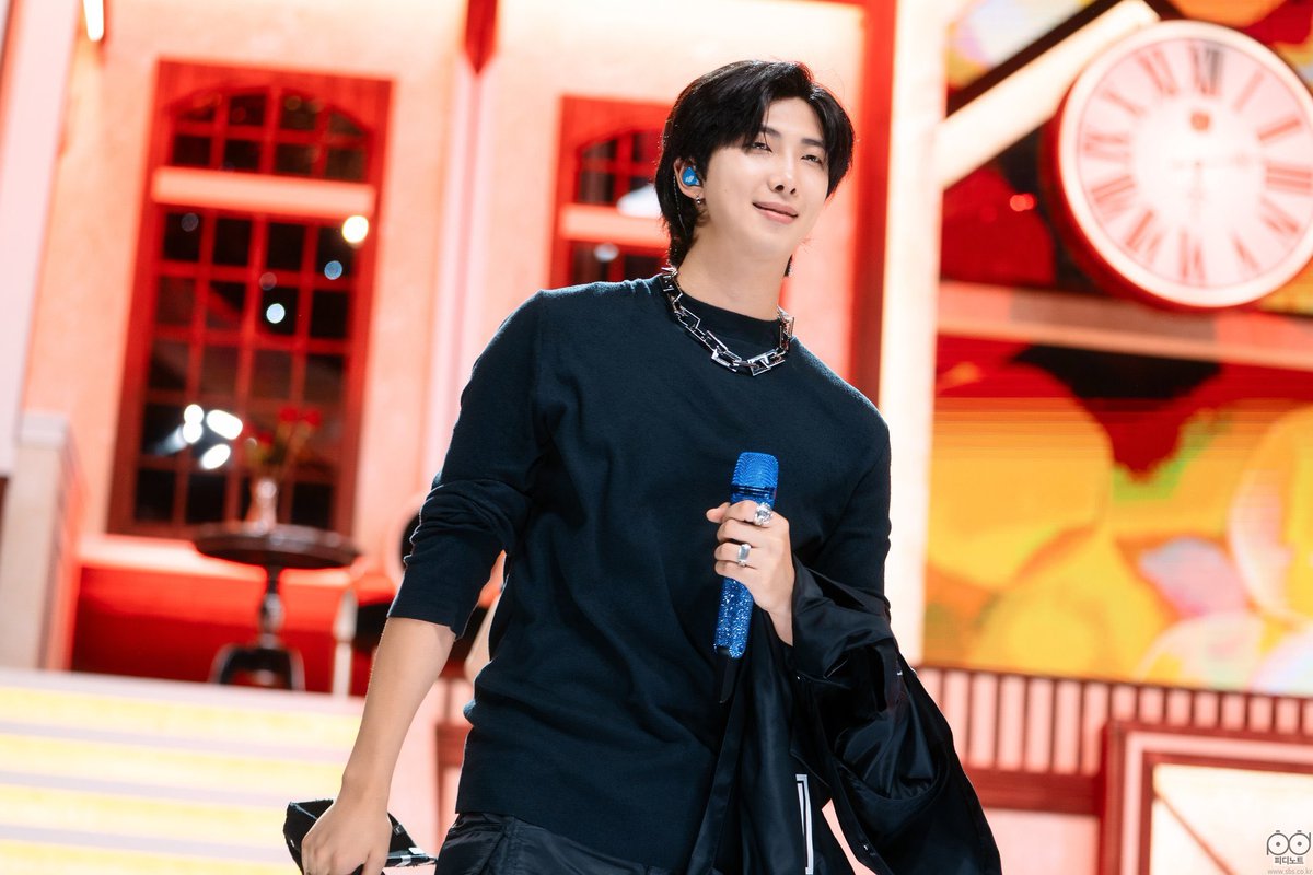 Já é dia 12 na Coréia do Sul, aniversário do Kim Namjoon, líder do BTS, rapper, compositor mais jovem mais creditado na KOMCA, embaixador da UNICEF, representante diplomático do seu país, amante de arte e da natureza e ciclista nas horas vagas. #HappyBirthdayNamjoon #NAMJOONDAY
