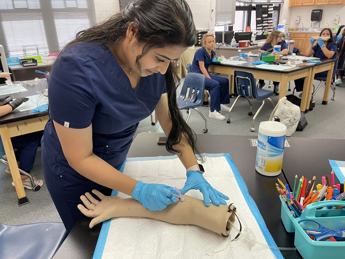 These HOSA students have been waiting four years for this venipuncture lab and it did not disappoint! Our future looks bright with these amazing future healthcare professionals! @BHS_MrsGlisson <a href="/FallonDriver/">𝔽𝕒𝕝𝕝𝕠𝕟 𝔻𝕣𝕚𝕧𝕖𝕣</a> <a href="/belleviewhosa/">BHS HOSA CLUB</a> <a href="/BHSHappenings/">Principal Guest</a>