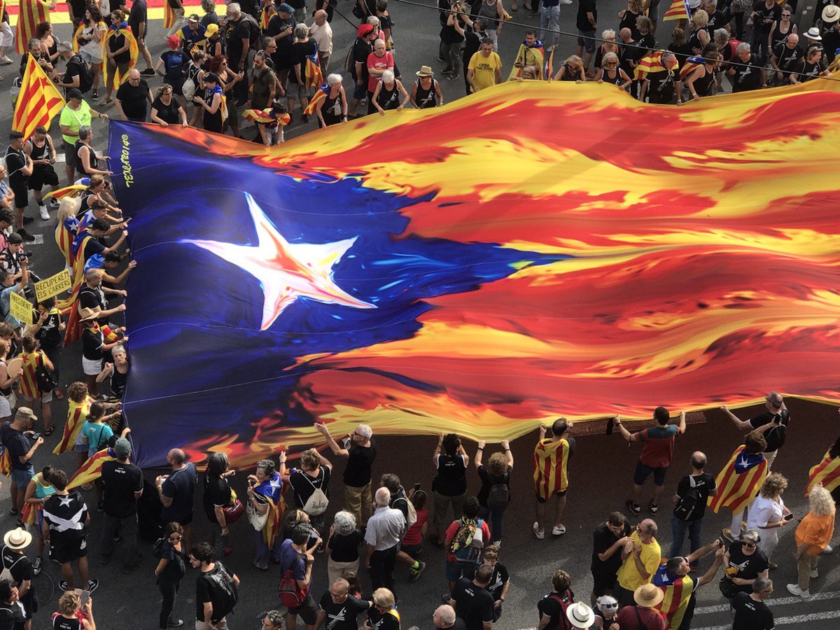 ⬛️⬜️🙌🏼 Són les 17:14 h. La capital torna a ser plena a vessar de catalans units per un sol crit: #Independència!

🔴 Segueix la manifestació en directe aquí: youtu.be/IGg4nQN6RDs

#TornemhiPerVèncer #Diada2022