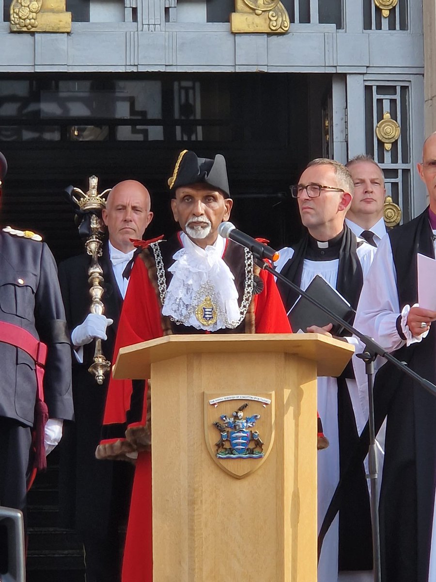RBKingston's tweet photo. The Proclamation of the Accession of King Charles III was read by the @RBKMayor outside the Guildhall in the Royal Borough of Kingston at 4pm today 👑 https://t.co/SgEkwNsuVC