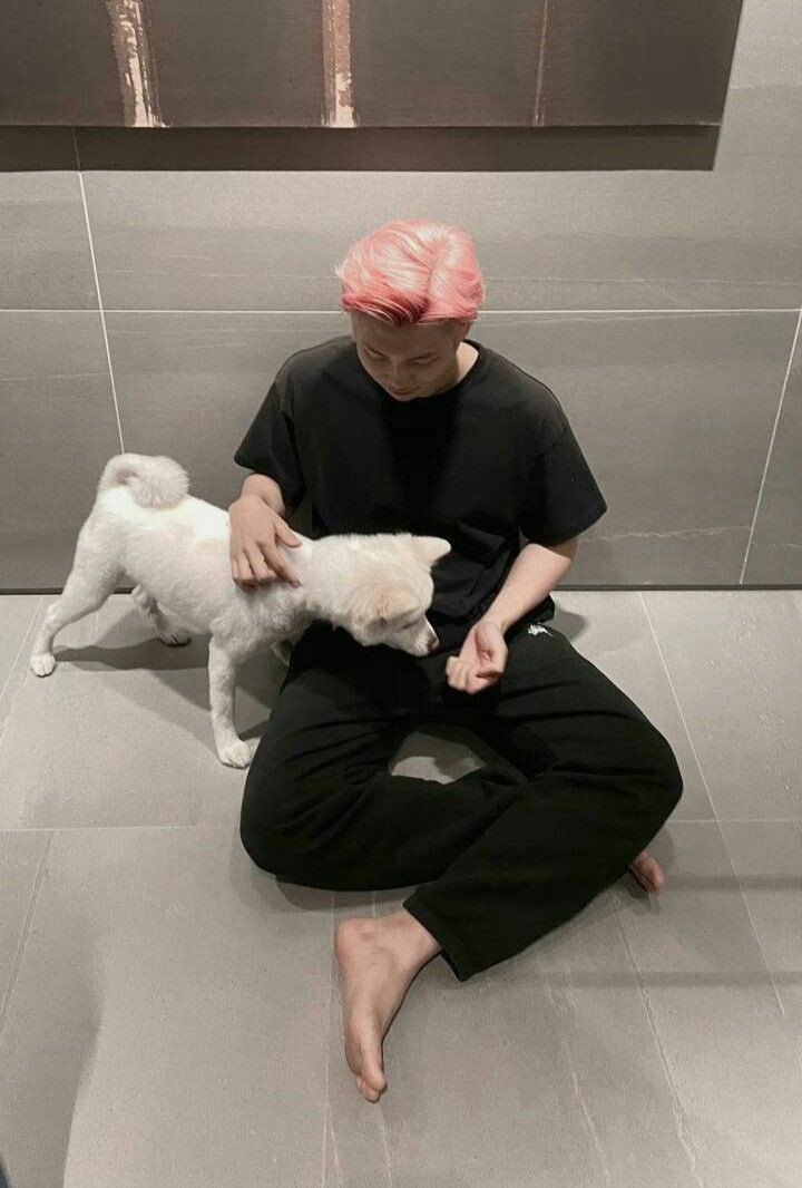Taefi1's tweet photo. Happy birthday Kim Namjoon! 🥳🎂💜 Always stay happy and blessed! Hope that you can explore more museums and art Gallery... Fulfil all your wishes!💜💜💜💜
#HappyBirthdayNamjoon 
#RMyEntirety 
#OurPlanetHasNamjoon 
#HAPPYRMDAY 
@BTS_twt https://t.co/jvx5Ax2tbq