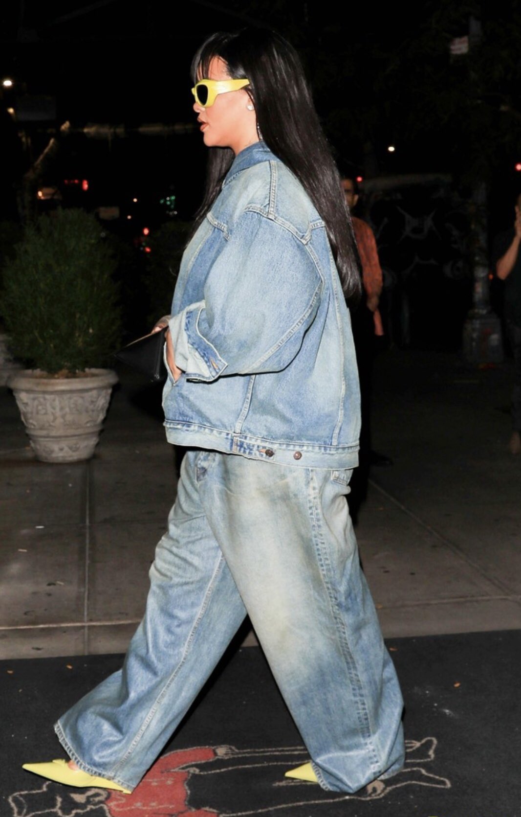 Rihanna returns to her hotel after a busy day out in NYC. #Rihanna Photos:  Backgrid