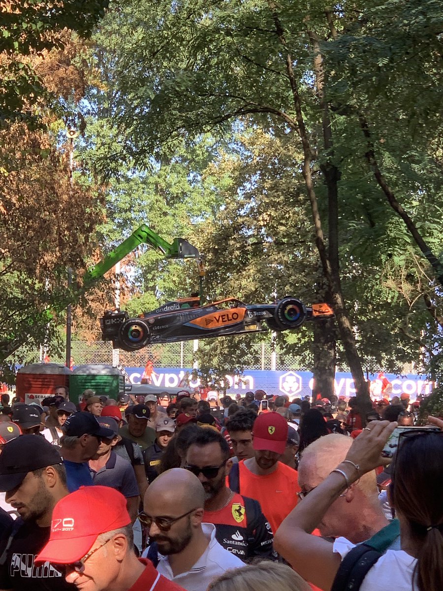 Kerst is vroeg dit jaar… er hangt al wat in de boom! #danielricciardo #f1 #gpitaly #monza