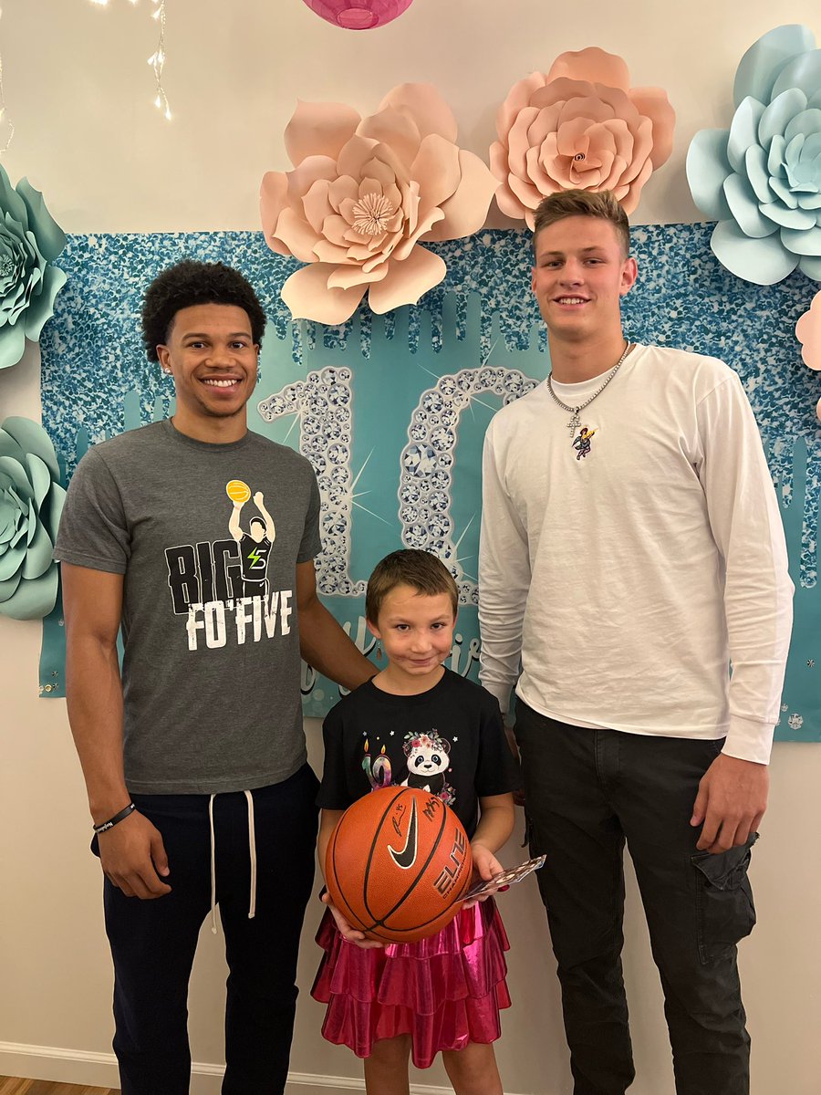 packs_back's tweet photo. Lily was attacked by a cougar in May and almost died. Last night she celebrated her 10th birthday like no other celebration I’ve seen. Thanks to @rasir_45 and @bengregg20 for making her day extra special. https://t.co/dWJQbf7t2G