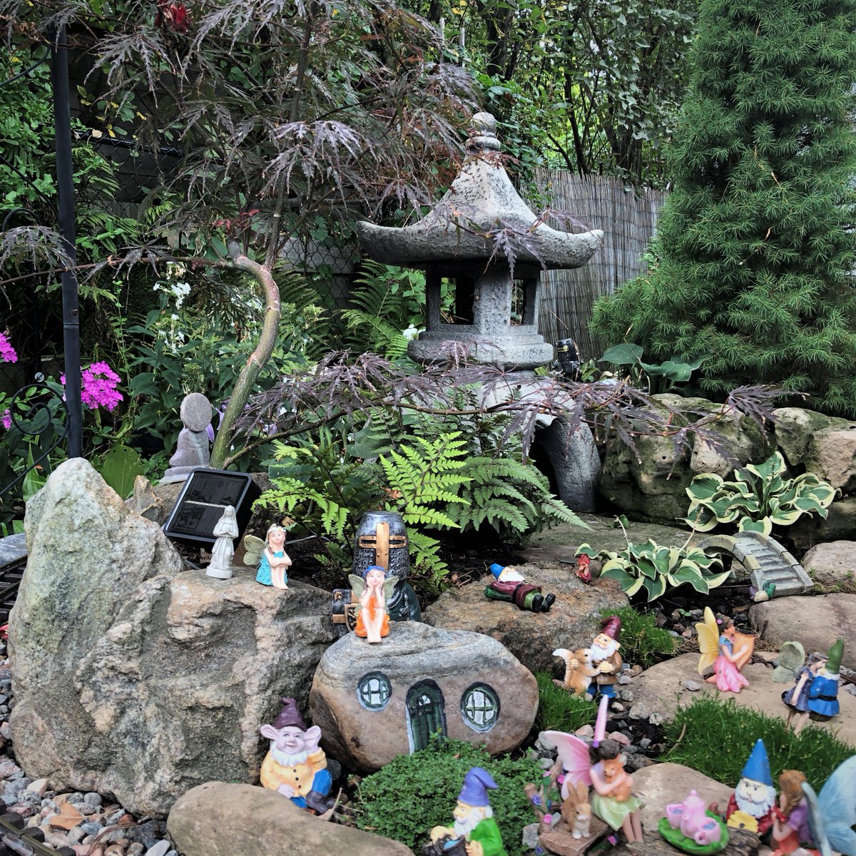 Good morning from Toronto on this #FairyFriday! This part of the Fairy Garden looks quite Zen! 

#Fairy #FairyGarden #Gnome #GnomeGarden #ZenGarden #FridayFairy