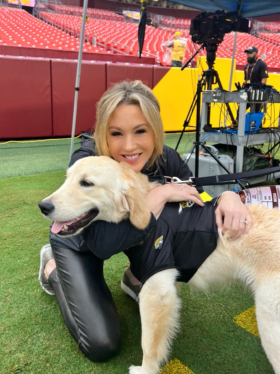 NFLonFOX's tweet photo. Mando &amp; Mojo are service dogs in training for veterans through @k9sforwarriors. The @Commanders Foundation is sponsoring their training ♥️

📸: @JenHale504 https://t.co/jwv7drMIrJ