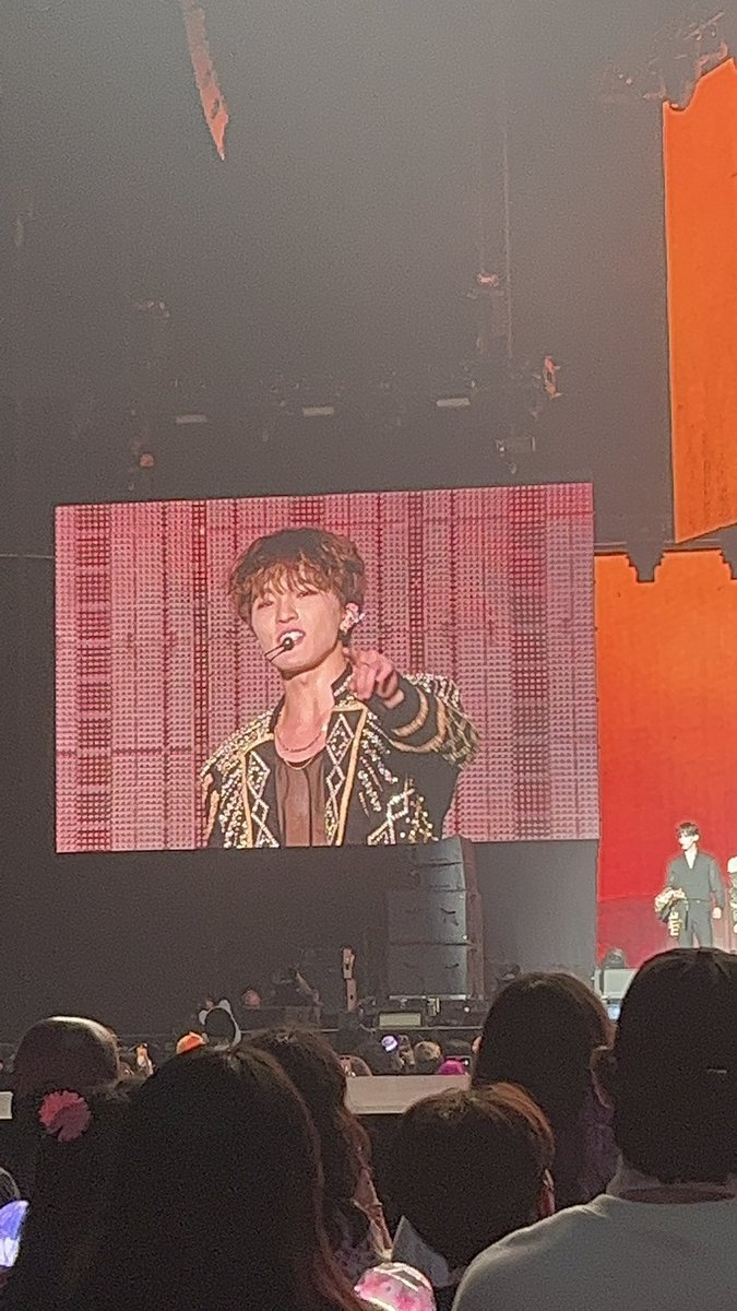 jjsldn's tweet photo. concert dinosoul 🤍 pic creds me https://t.co/86PjuslkmG