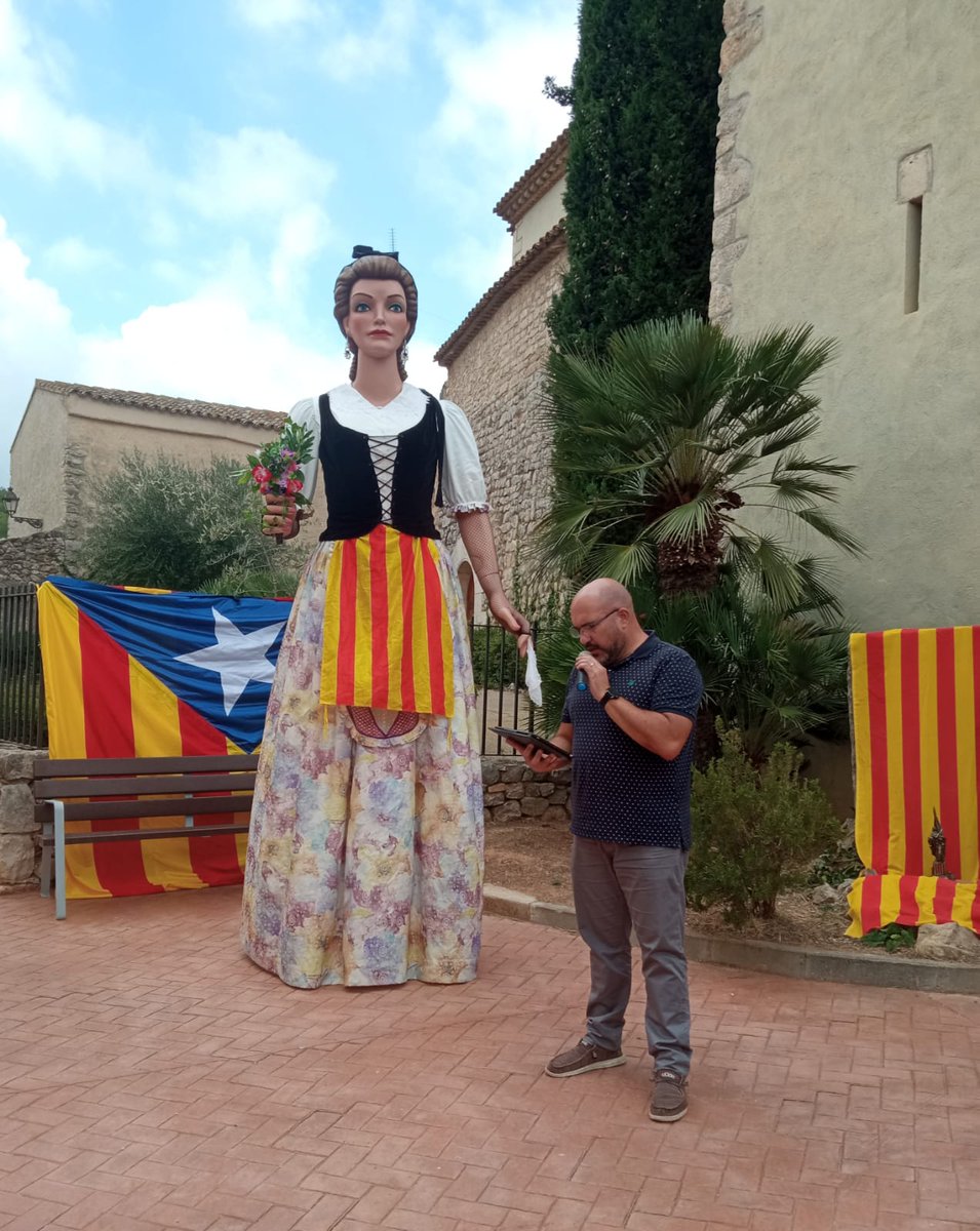 erc_obonesvalls's tweet photo. Imatges #Diada2022 #olesadebonesvalls #bonesvalls amb lectura #manifest de l'AMI
#municipisrepublicans #PenedèsRepublicà https://t.co/x0kcYSU8Qf