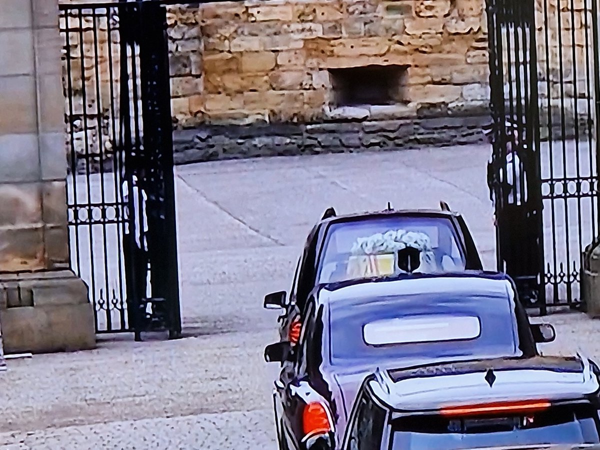 RoyalDickie's tweet photo. I've been watching The Queen's journey from Balmoral and find it hard to comprehend we’ve witnessed the cortège on Her Majesty's final journey to The Palace of Holyrood House in Edinburgh. https://t.co/vFTYi0zzoH