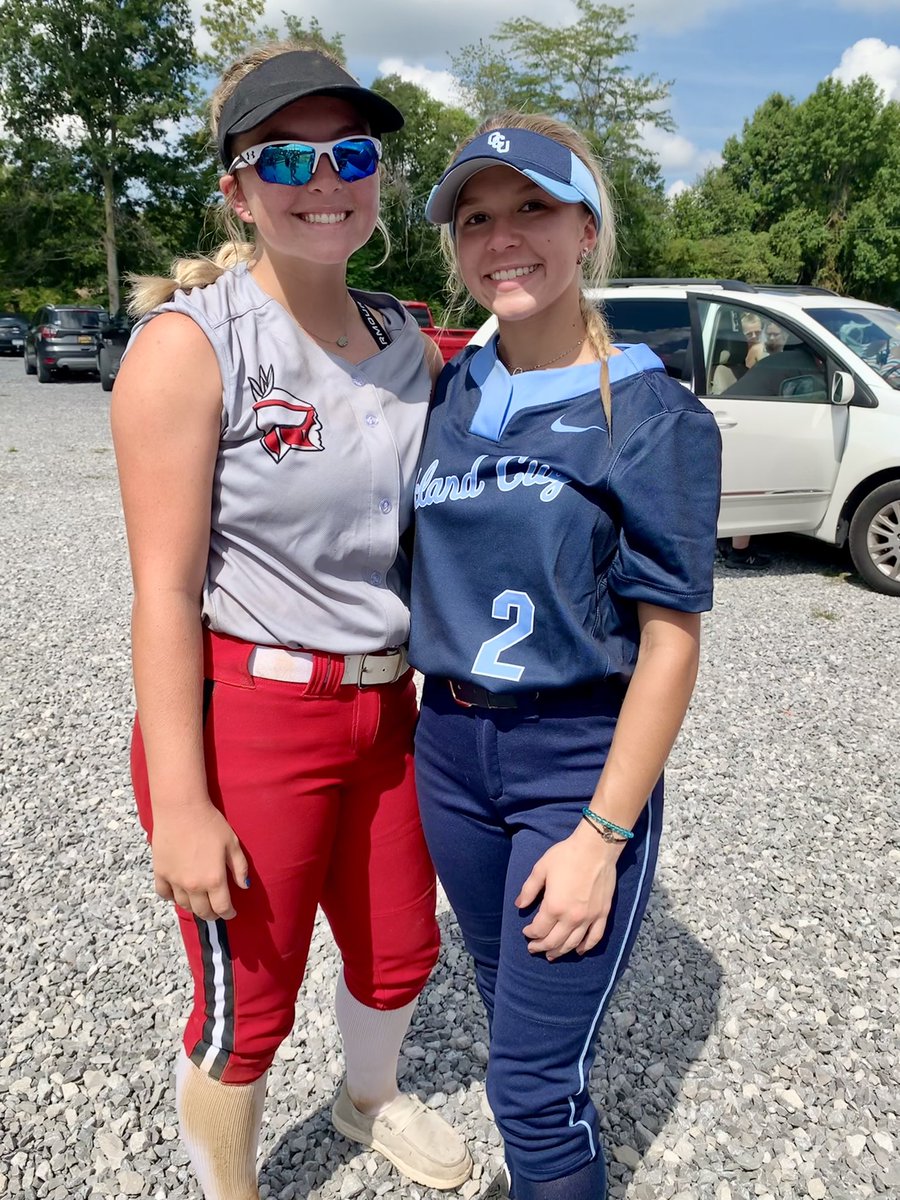 FusionMarx's tweet photo. 👀 who we spotted on the softball fields this weekend, none other than some Fusion-Marx alumni Kinsly Heichelbech and Mackenzie Sisson competing against one another. Proud moment🥲 We 💚 u guys @GoMightyOaks @CoachSchuler @WabashValleySB @AsaDeffendall @Mackenzie_2004 @kinsly00 https://t.co/9eCZsa3yzb