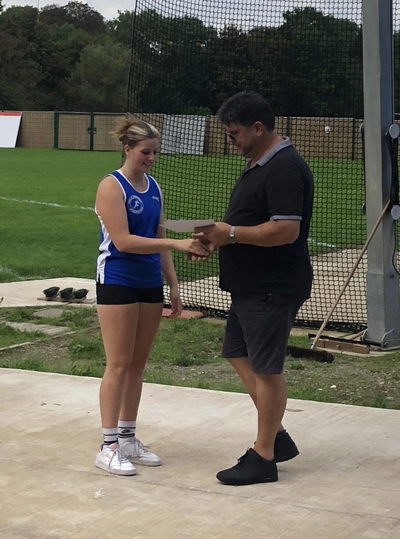 LamHammer's tweet photo. Getting my 1st prize for winning the Hammer Throw U20W @ Ron Bowden Memorial Competition from Olympian Paul Head 💪❤️ #HammerThrow #Hammer #Athletics #Athlete #trackandfield #NCAA #CollegeRecruit #scholarship #USA #Bursary @KukriSports @SwaleAC https://t.co/X4j0yl3YmE