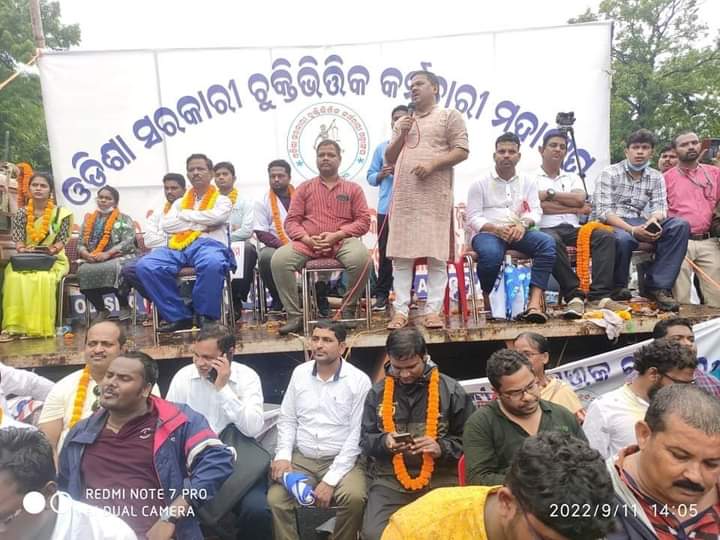 SubhrajeetDash7's tweet photo. #ଆପଣ_ମାନେ_ଖୁସି_ତ..?
ଭୋଟ ଦେବ #ଶଙ୍ଖରେ..! ଆନ୍ଦୋଳନ କରୁଥିବ #ଭୁବନେଶ୍ୱର ରେ..! ଚାଲୁ ଚାଲୁ 😐
ପ୍ରବଳ ବର୍ଷା ସତ୍ତ୍ବେ ଓଡ଼ିଶାରେ 1 ନମ୍ବର ମୁଖ୍ୟମନ୍ତ୍ରୀ ନବୀନ ସରକାର ବିରୋଧରେ 35000 ରୁ ଅଧିକ ଚୁକ୍ତିଭି୍ତିକ କର୍ମଚାରୀ ମାନେ ରାଜ ରାସ୍ତାରେ ଲଢେ଼ଇ କରୁଛନ୍ତି l
@OGCEA
#AbolishOdishaContractualRules 
#abolishcontract https://t.co/rkSoQXb4qZ