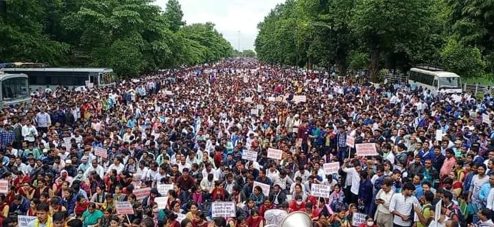 SubhrajeetDash7's tweet photo. #ଆପଣ_ମାନେ_ଖୁସି_ତ..?
ଭୋଟ ଦେବ #ଶଙ୍ଖରେ..! ଆନ୍ଦୋଳନ କରୁଥିବ #ଭୁବନେଶ୍ୱର ରେ..! ଚାଲୁ ଚାଲୁ 😐
ପ୍ରବଳ ବର୍ଷା ସତ୍ତ୍ବେ ଓଡ଼ିଶାରେ 1 ନମ୍ବର ମୁଖ୍ୟମନ୍ତ୍ରୀ ନବୀନ ସରକାର ବିରୋଧରେ 35000 ରୁ ଅଧିକ ଚୁକ୍ତିଭି୍ତିକ କର୍ମଚାରୀ ମାନେ ରାଜ ରାସ୍ତାରେ ଲଢେ଼ଇ କରୁଛନ୍ତି l
@OGCEA
#AbolishOdishaContractualRules 
#abolishcontract https://t.co/rkSoQXb4qZ