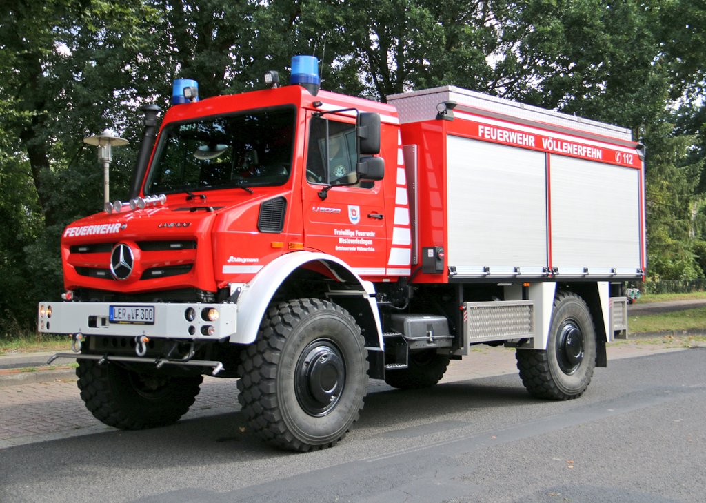 MichaelHuising's tweet photo. Sinds juni van dit jaar beschikt  FF #Westoverledingen Ortsfeuerwehr #Völlenerfehn  over deze nieuwe MB #Unimog U5023 met #Schlingmann opbouw. 
TLF3000 W  》Florian Leer 25-21-3 https://t.co/Qq6QGcuM4q