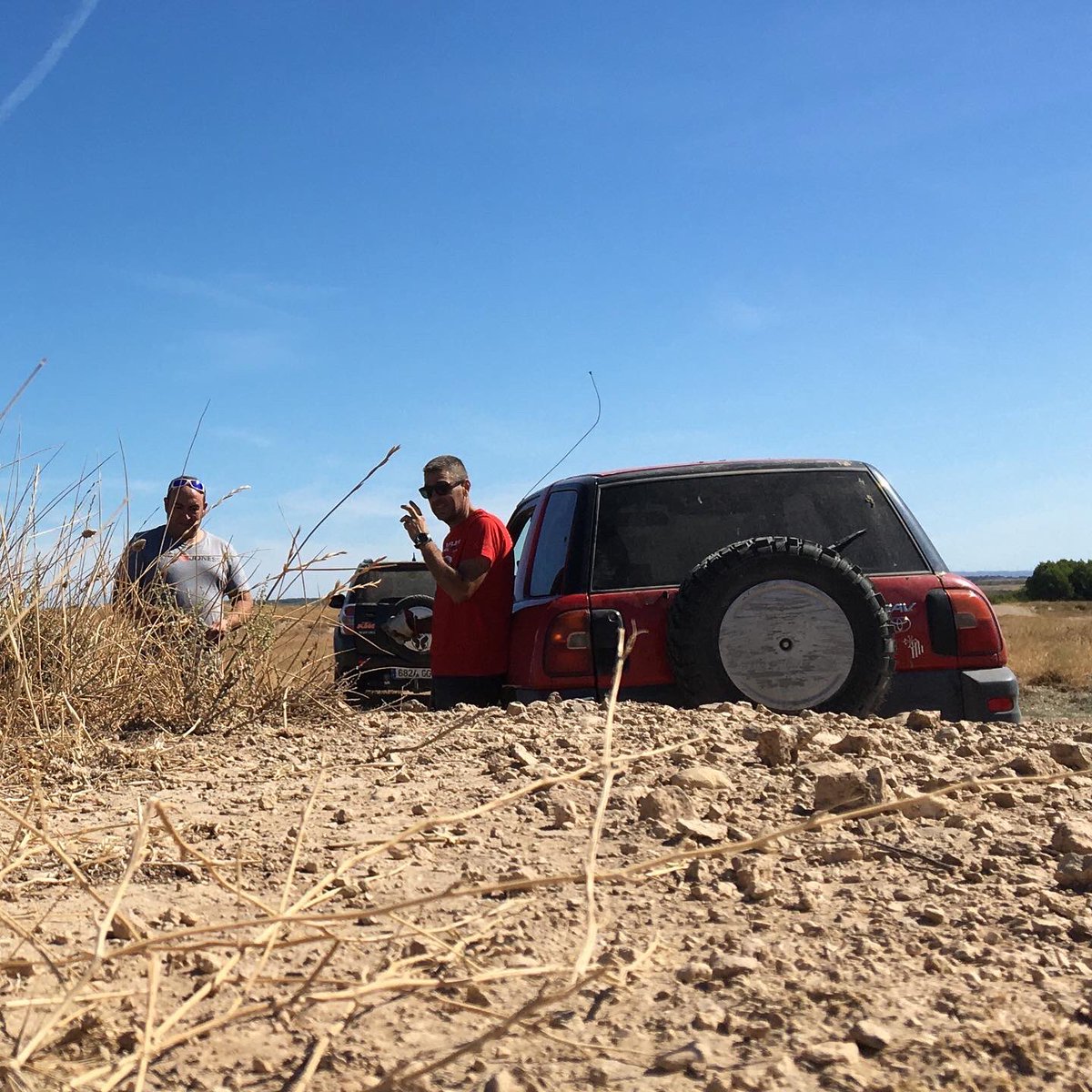 🏴‍☠️¡NO PASAR! ¡PELIGRO!🏴‍☠️

⚠️Aunque a la entrada de #SanGregorio nos encontramos con este cartel, nos hemos encargado de señalizar todo el recorrido para garantizar la seguridad.

📆 6 jornadas
⏱ 42 horas de trabajo
👤 8 personas
🎗 21 rollos de cinta (5250 m)
📍 1000 varillas