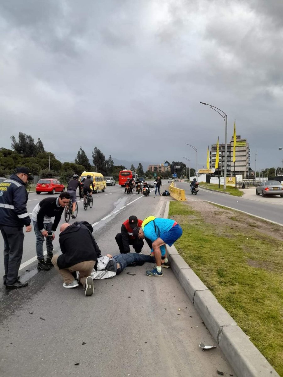 BluRadioCo's tweet photo. Un carro atropelló a dos ciclistas y a un motociclista en la vía entre Chía y Cajicá. El conductor responsable se escapó y está siendo buscado por las autoridades. #VocesySonidos https://t.co/idU0rcWqsT