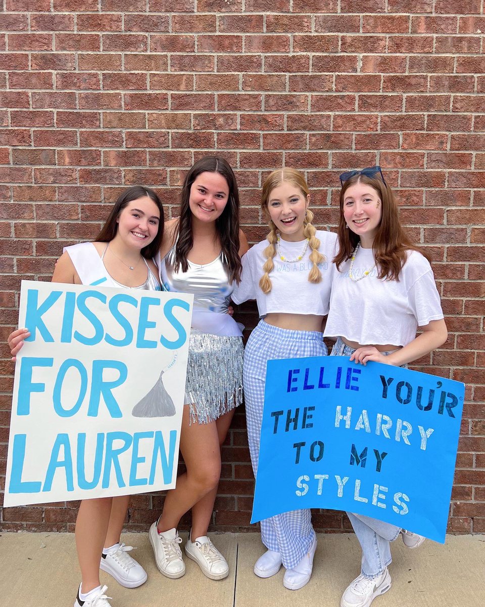 LaylaTammen's tweet image. if I was a bluebird . . . I would fly to you 💙🤍 so glad you’re my little Ellie!

#biglilreveal #axid #alphaxidelta #bestlittle #harrystyles #bluebird