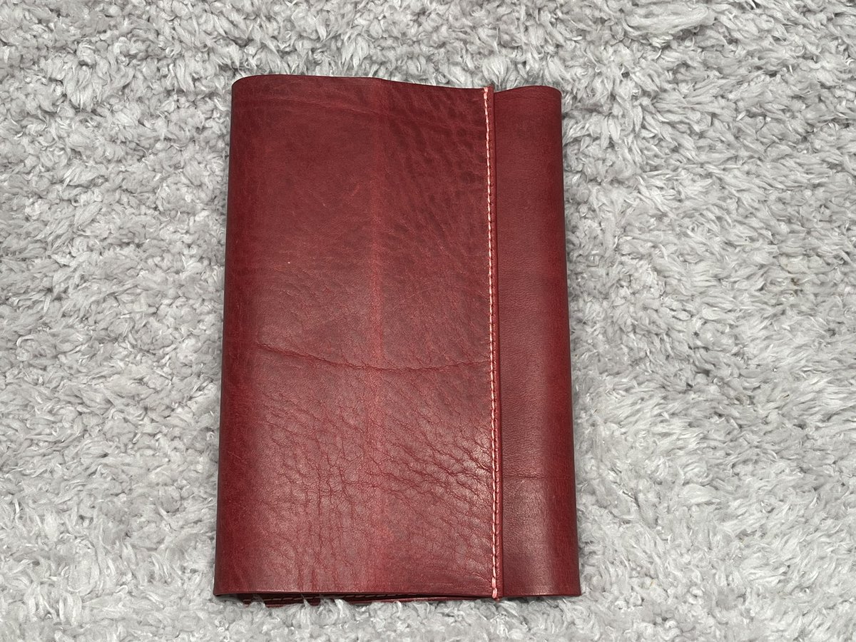 gaku_jp_'s tweet photo. ■BookCover文庫サイズ
AMAZZONIA:WIN(ワイン)
meisi super fine:Coral
少し修正したのでAMAZZONIAで作ってみました。
#レザークラフト
#ブックカバー
#文庫本サイズ
#Amazzonia
#kawamuraleather
#meisi
#meisisuperfine
#GlobalHigh_endTools https://t.co/gx57g1we4U