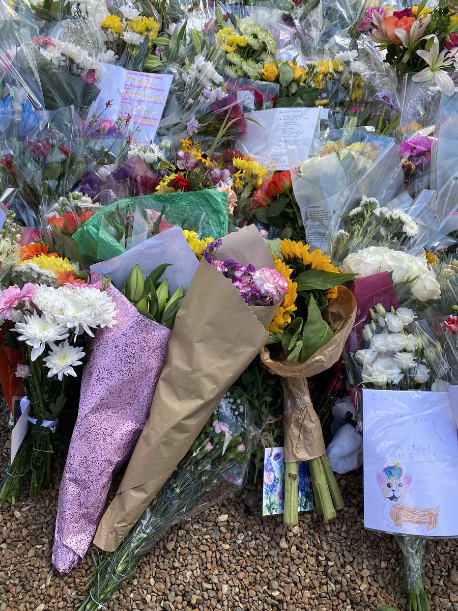 The trip to Sandringham was worth it, I feel better and it was heartwarming to see so many people from every generation paying their respects in such a warm and quiet way. The photos don’t do it justice, the scale of the flowers was immense ❤️