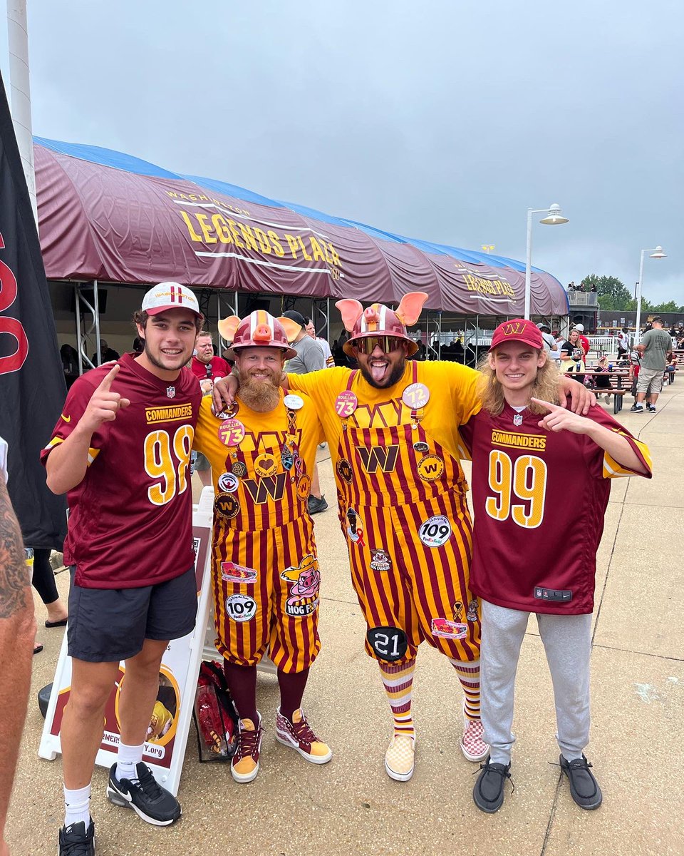 alexsheehan35's tweet photo. Met some of the hogfarmers!! What they do for the kids and the energy they bring to the stadium is amazing!!! @TheHogfarmers @HogfarmerChris @HogFarmerJeff https://t.co/JGwmOAsiLH