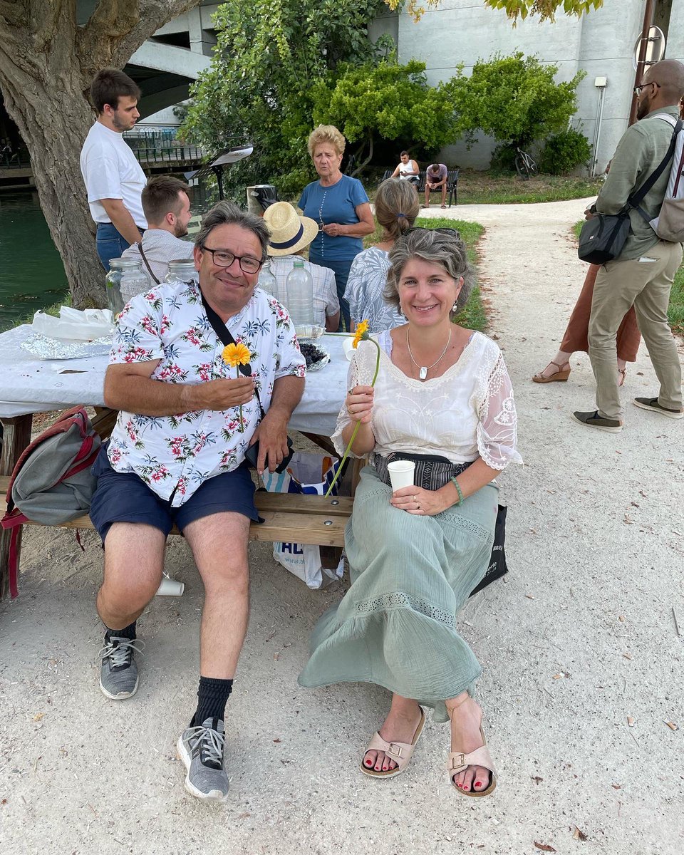 jajijoinville's tweet photo. Le germini orange, nouvel emblème de jAji, est à retrouver chez le fleuriste joinvillais Authenticité Fleurs 🌺
•
•
#joinvillelepont #jaji #germini https://t.co/DUkEPc6YV1
