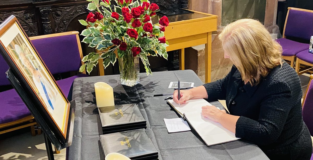 J21Coaching's tweet photo. Attended a beautiful #memorial #service for Her Majesty The Queen Elizabeth II this morning @HolyTrin in the #Royal town of #SuttonColdfield 👑🖤🙏 then signed the #memorialbook in the little chapel afterwards with fellow #TownCouncillor #TonyBriggs https://t.co/ghF0hBIS6q