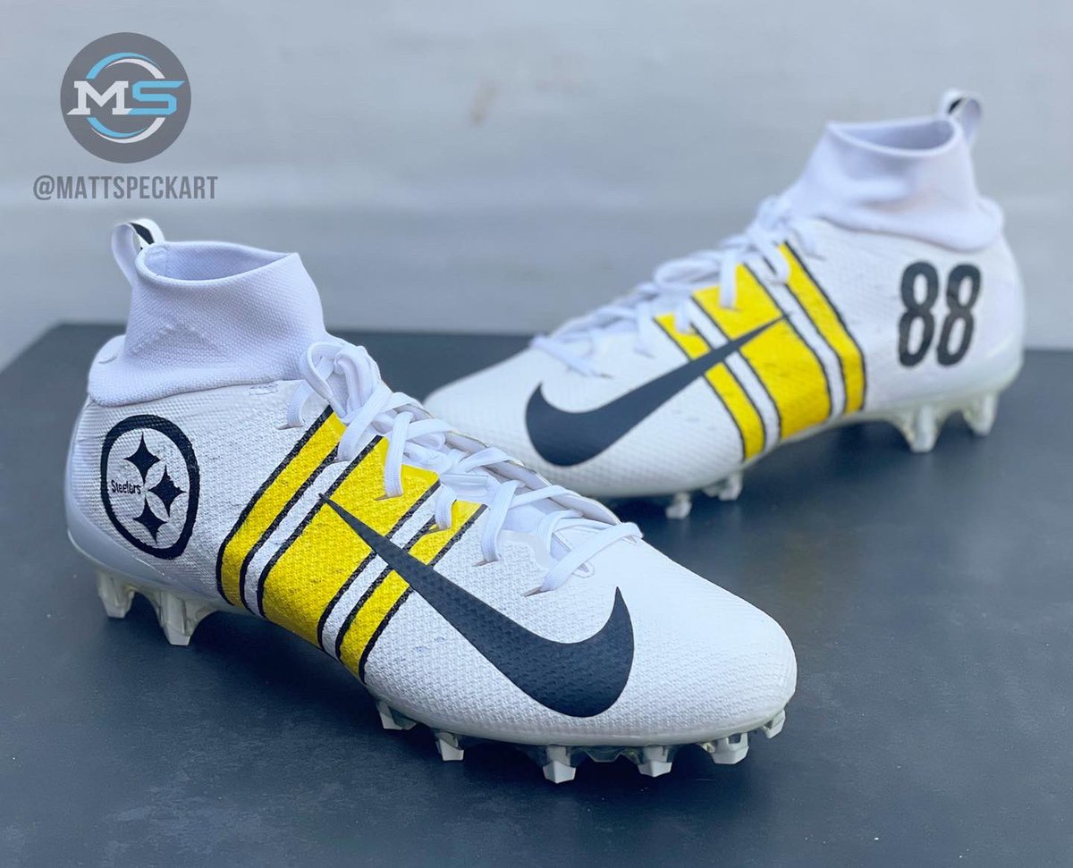 the_mattspeck24's tweet photo. Today’s Gameday cleats for Pittsburgh @steelers TE @pat_fry5 

Customized to go with the away whites using the iconic Steelers sleeve stripe across the cleats, as well as the Steelers logo and his #88 on the outsides

#HereWeGo #Steelers https://t.co/kEvgVWHZda