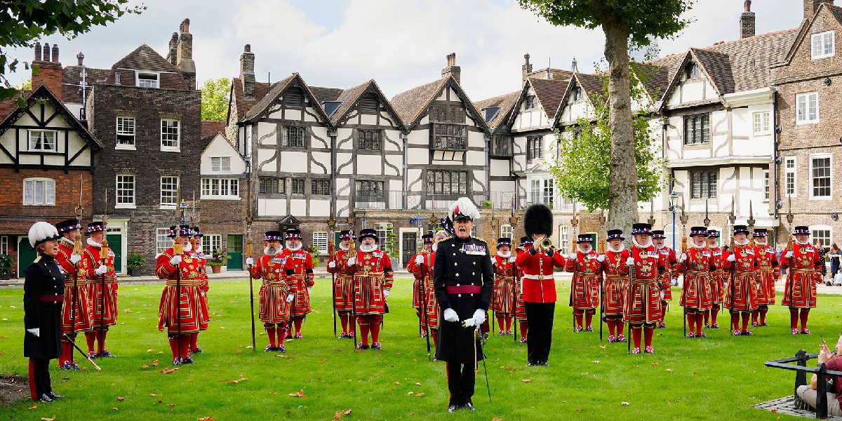 Today the Accession Proclamation for the new Sovereign, His Majesty King Charles III, was read at the @TowerOfLondon by the Tower Governor and at @HillsCastle by the Norroy and Ulster King of Arms. 📷 1 & 4 The Tower of London 📷 2 & 3 @NIOgov Press Eye @HillsCastle