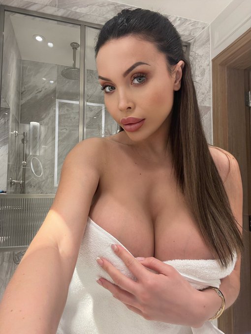 #retweet if you want I take off my towel for you…? https://t.co/nVNvgIu0MU https://t.co/y0AAq6UNoE