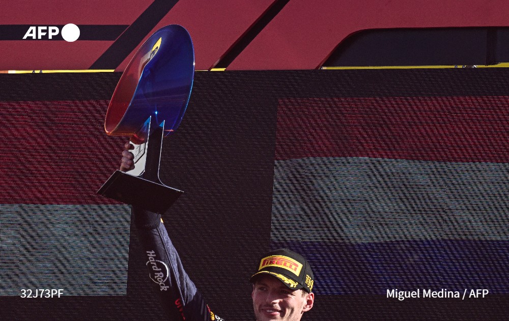 afpfr's tweet photo. [A LA UNE A 18H] Le Néerlandais Max Verstappen a remporté dimanche en Italie un cinquième Grand Prix d'affilée, augmentant encore sa large avance au championnat du monde de Formule 1 après 16 manches sur 22 #AFP 5/5 https://t.co/ipCtc4sEyq