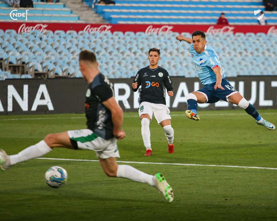 Nacional's tweet photo. ⚽️ Primer gol para Diego “Toro” Rodríguez con la camiseta del Decano del fútbol uruguayo 👕👏🏼

#ElClubGigante 🔵⚪️🔴 https://t.co/bl2pKRAPEJ