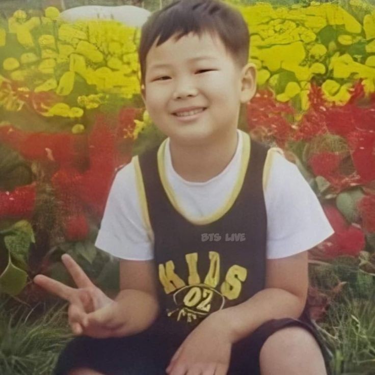 jeonhug's tweet photo. feliz aniversário, nam. 
se eu pudesse colocar em palavras o quanto eu te amo e o quanto você me faz bem, eu diria que minha vida começou quando vi seu sorriso com covinhas pela primeira vez, mas esse amor, carinho e admiração não cabem em palavras, então, eu te amo 💜 https://t.co/GZcGseUZd9