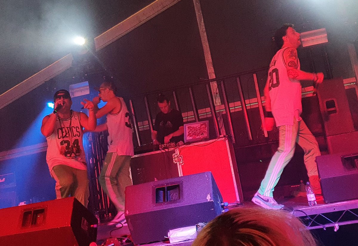 QualityChimp's tweet photo. Beast Decoys
(Beastie Boys)
Pun name: 5/5
Lookalike: 4/5
Soundalike: 4/5

Not only the best tribute name of the festival, it's the best ever!
Set was phenomenal with "Ad Rock" joining the crowd and (Pumpkins tribute guitarist) Steve playing the final songs including "Sabotage".🎤 https://t.co/JfPd1i3Y4g